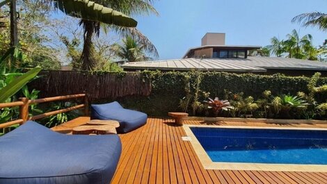 House for 12 people, 50m from Itamambuca beach.