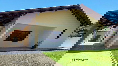 Small house/outbuilding for 20 people, 5 bedrooms, air conditioning and Wi-Fi, 300 meters from Maranduba Beach.