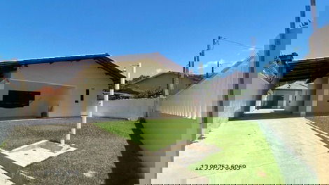 Small house/outbuilding for 20 people, 5 bedrooms, air conditioning and Wi-Fi, 300 meters from Maranduba Beach.