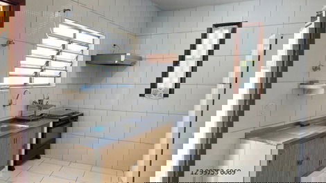 Small house/outbuilding for 20 people, 5 bedrooms, air conditioning and Wi-Fi, 300 meters from Maranduba Beach.