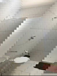 Small house/outbuilding for 20 people, 5 bedrooms, air conditioning and Wi-Fi, 300 meters from Maranduba Beach.