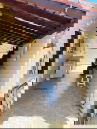 Small house/outbuilding for 20 people, 5 bedrooms, air conditioning and Wi-Fi, 300 meters from Maranduba Beach.