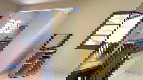 Small house/outbuilding for 20 people, 5 bedrooms, air conditioning and Wi-Fi, 300 meters from Maranduba Beach.