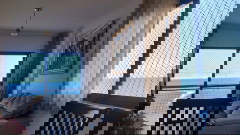 Sentado na mesa jantar avistando mar