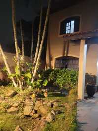 Entrada a noite jardim