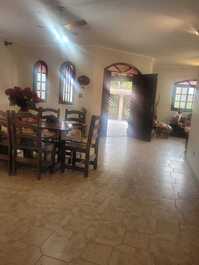 Sala de jantar ampla