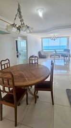 Frente a la playa, malecón central, esquina Avenida Atlântica.