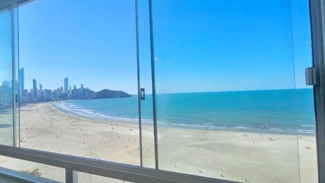 Frente a la playa, malecón central, esquina Avenida Atlântica.