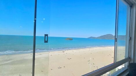 Frente a la playa, malecón central, esquina Avenida Atlântica.