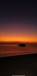 Frente a la playa, malecón central, esquina Avenida Atlântica.