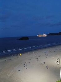 Frente a la playa, malecón central, esquina Avenida Atlântica.