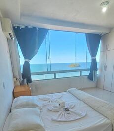 Frente a la playa, malecón central, esquina Avenida Atlântica.