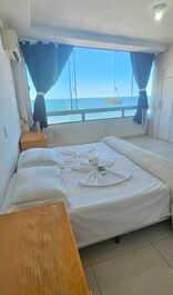 Frente a la playa, malecón central, esquina Avenida Atlântica.