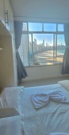 Frente a la playa, malecón central, esquina Avenida Atlântica.