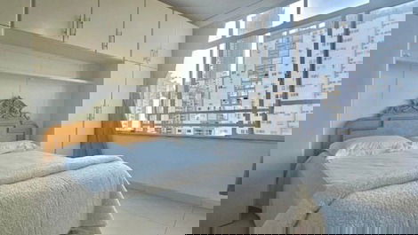 Frente a la playa, malecón central, esquina Avenida Atlântica.