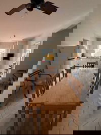 Apto central com churrasqueira, elevador, WI-FI, AC nos 2 quartos