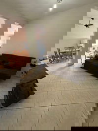 Apto central com churrasqueira, elevador, WI-FI, AC nos 2 quartos