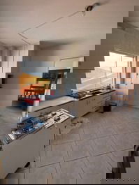 Apto central com churrasqueira, elevador, WI-FI, AC nos 2 quartos