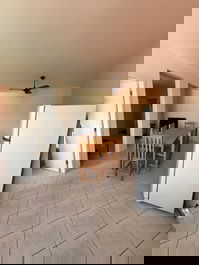 Apto central com churrasqueira, elevador, WI-FI, AC nos 2 quartos