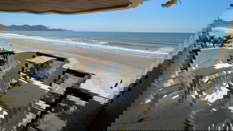 Apartamento en primera línea de playa con vistas panorámicas a la playa.