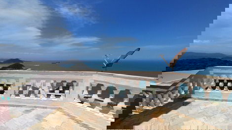 Vista do solarium,  acima da piscina,  na cobertura 