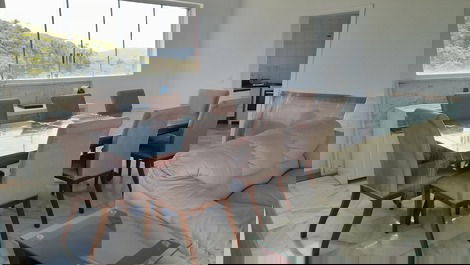 Sala de almoço  com vista para a mata.cozinha ao lado, sala de tv