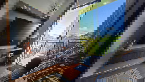 Sala com vista oara natureza, com tv com netflix e sofá cama grande