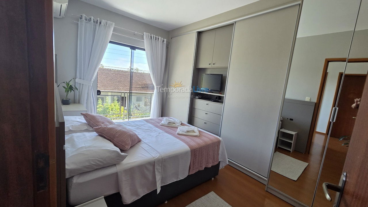 Casa para aluguel de temporada em Florianópolis (Praia da Armação)