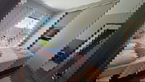 Quarto 1 espelho grande, roupeiro e ar condicionado 