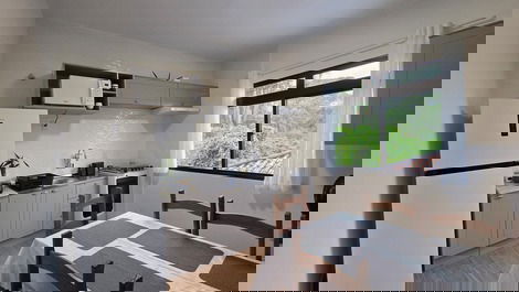 Cozinha completa, com geladeira dúplex,  mesa  com6 cadeiras, cafeteira, sanduíches, liquidificador,