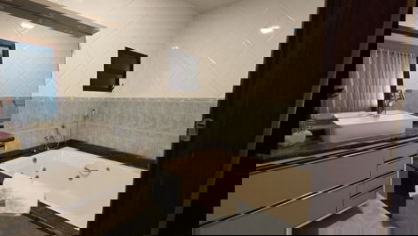 Banheira com aquecimento e hidromassagem 