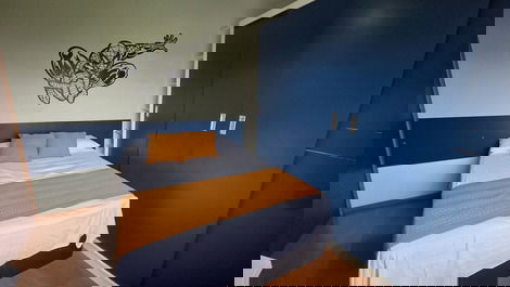 Quarto 2 com cama de casal, bancada para trabalhar,  roupeiro e ar condicionado 