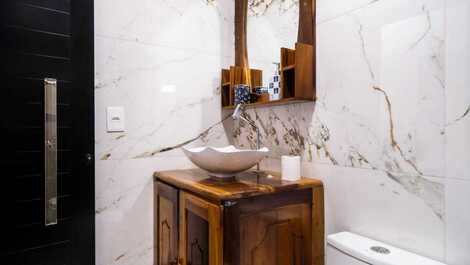 Linda casa na costeira de zimbros