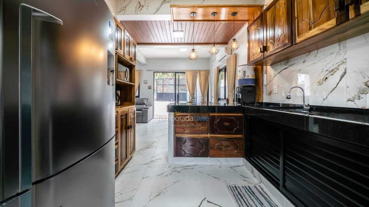 Casa para aluguel de temporada em Bombinhas (Praia de Zimbros)