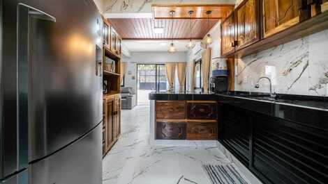 Linda casa na costeira de zimbros