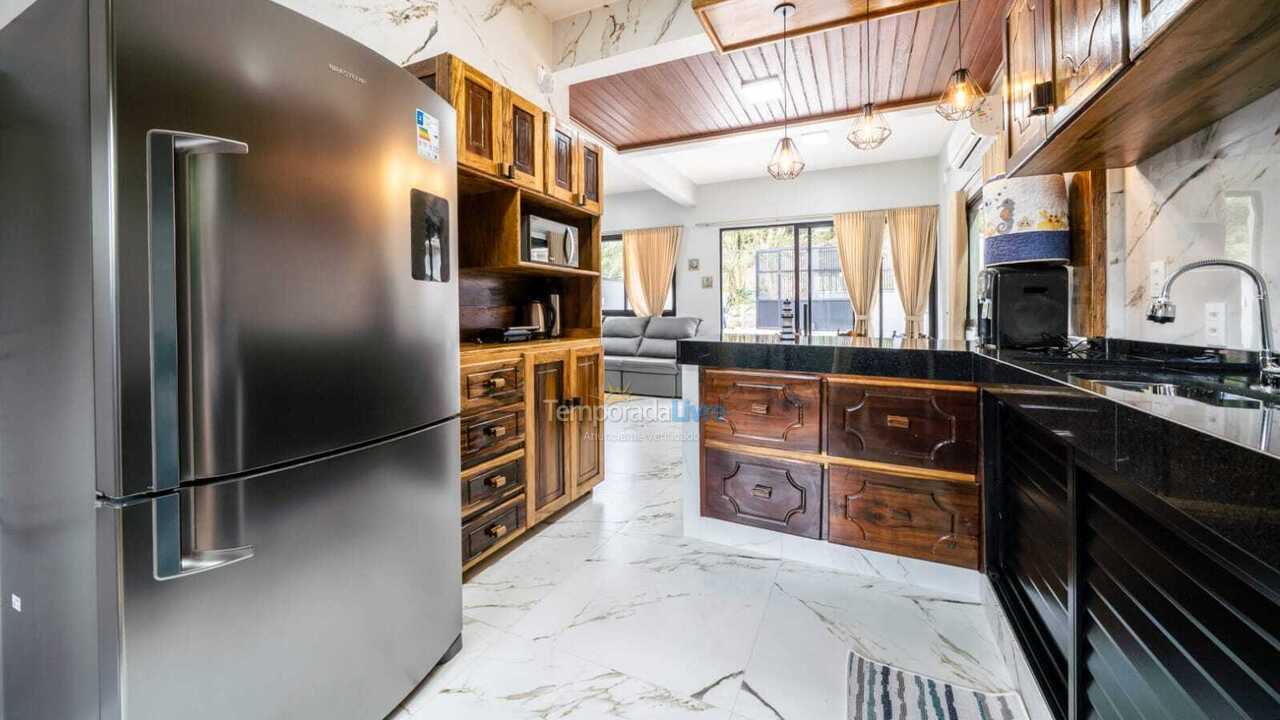 Casa para aluguel de temporada em Bombinhas (Praia de Zimbros)