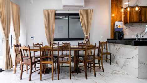 Linda casa na costeira de zimbros