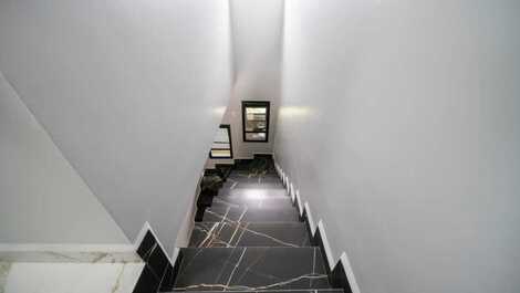 Linda casa na costeira de zimbros