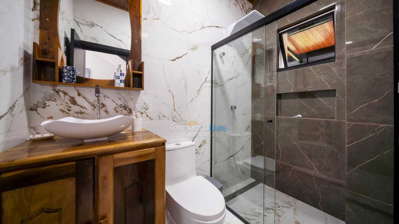 Casa para aluguel de temporada em Bombinhas (Praia de Zimbros)