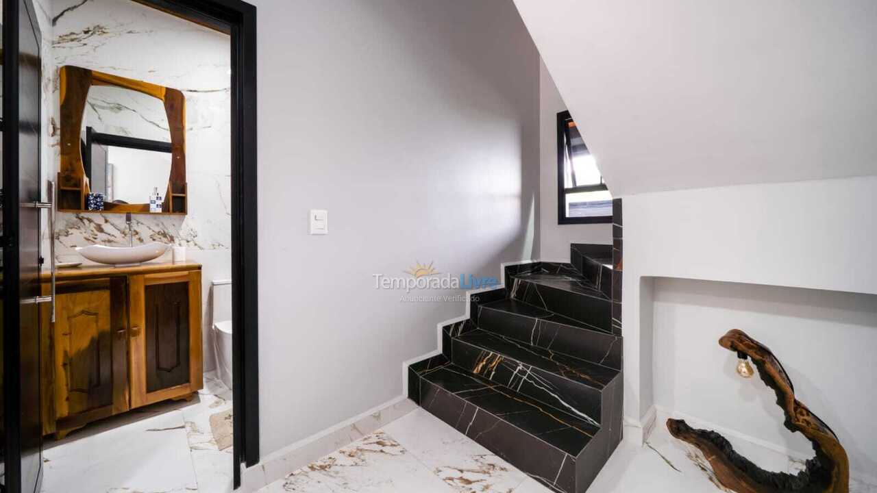 Casa para aluguel de temporada em Bombinhas (Praia de Zimbros)