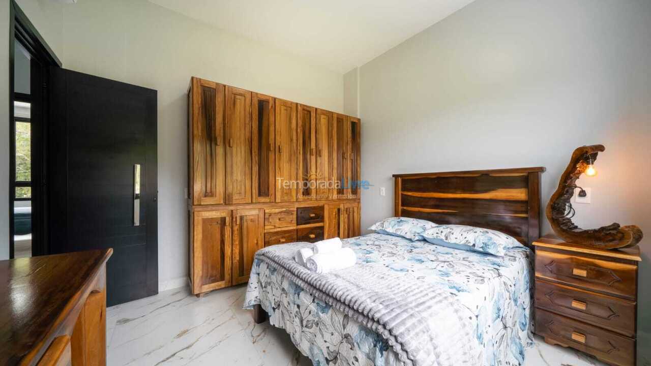 Casa para aluguel de temporada em Bombinhas (Praia de Zimbros)