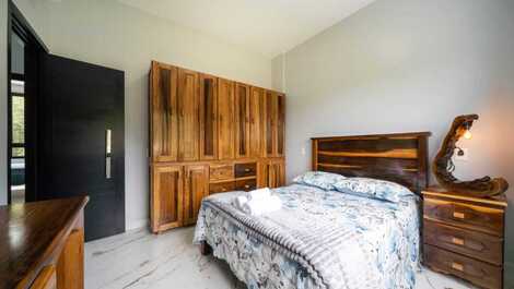 Linda casa na costeira de zimbros