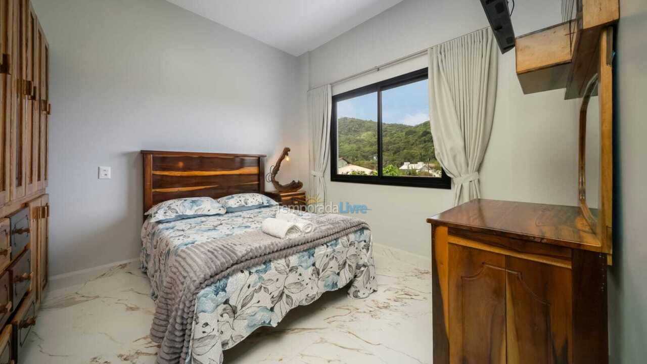 Casa para aluguel de temporada em Bombinhas (Praia de Zimbros)