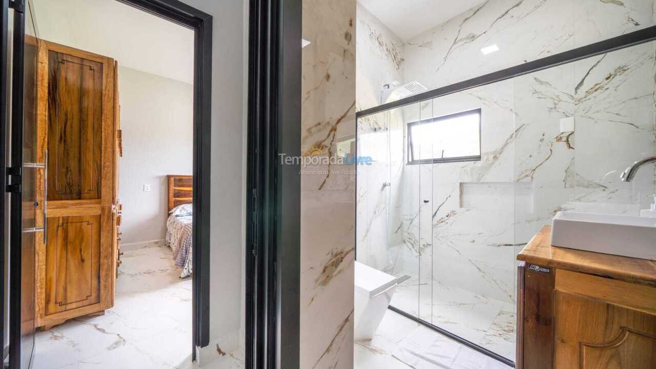 Casa para aluguel de temporada em Bombinhas (Praia de Zimbros)