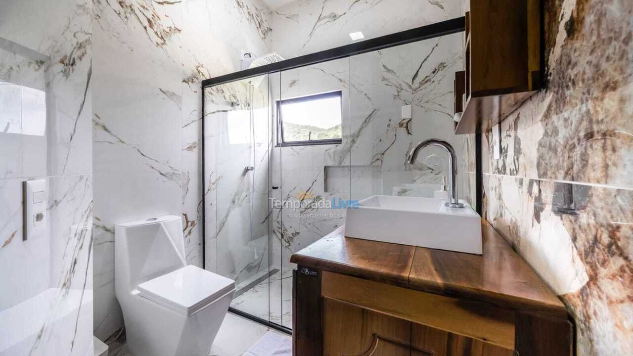 Casa para aluguel de temporada em Bombinhas (Praia de Zimbros)