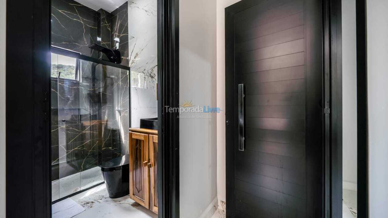 Casa para aluguel de temporada em Bombinhas (Praia de Zimbros)