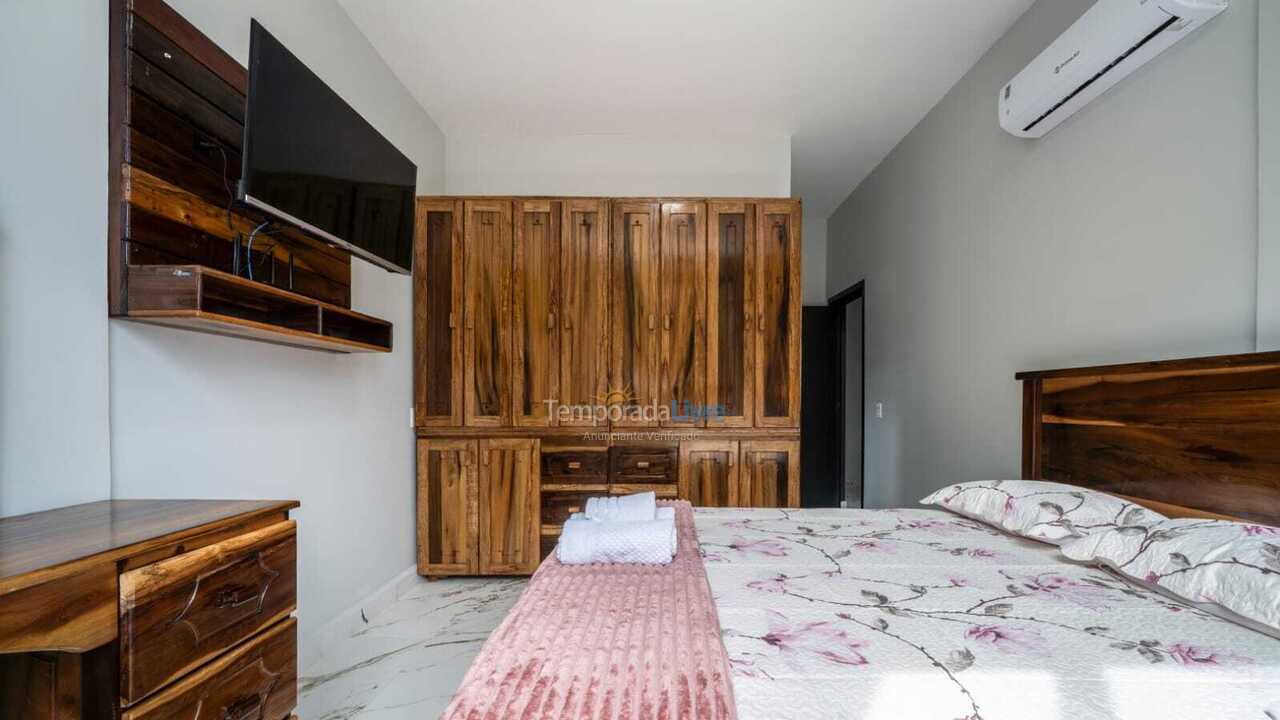 Casa para aluguel de temporada em Bombinhas (Praia de Zimbros)