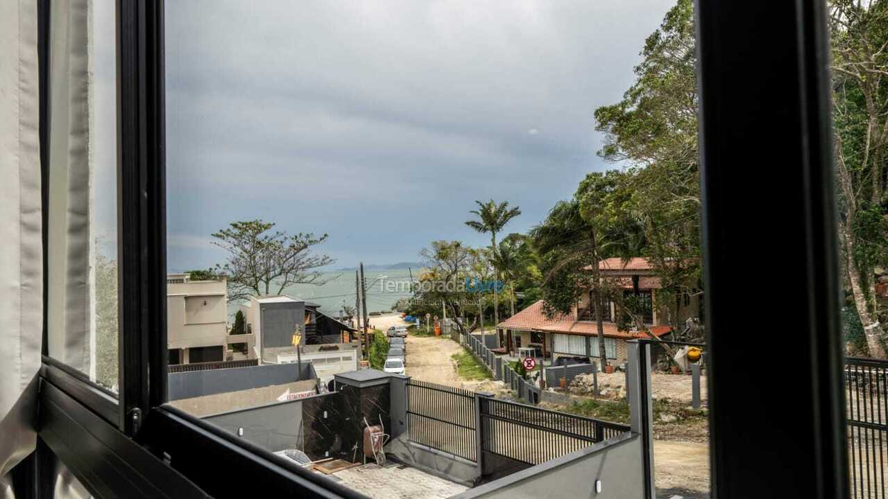 Casa para aluguel de temporada em Bombinhas (Praia de Zimbros)