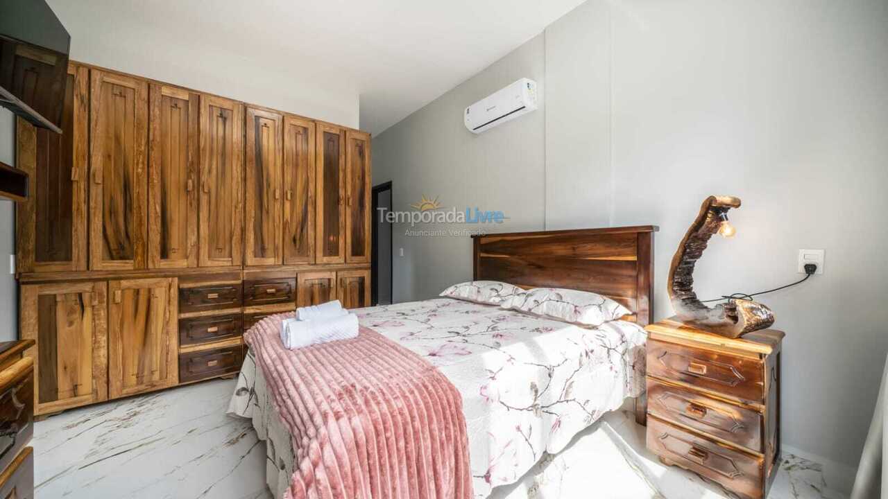 Casa para aluguel de temporada em Bombinhas (Praia de Zimbros)