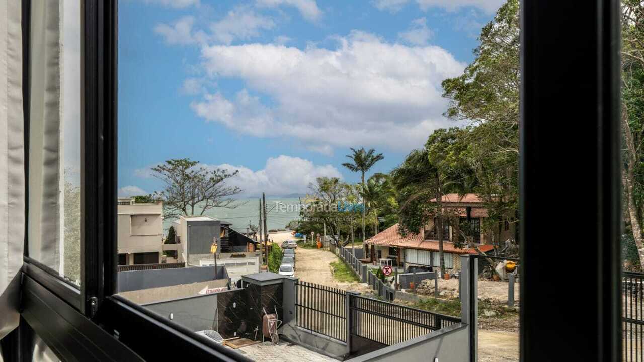 Casa para aluguel de temporada em Bombinhas (Praia de Zimbros)